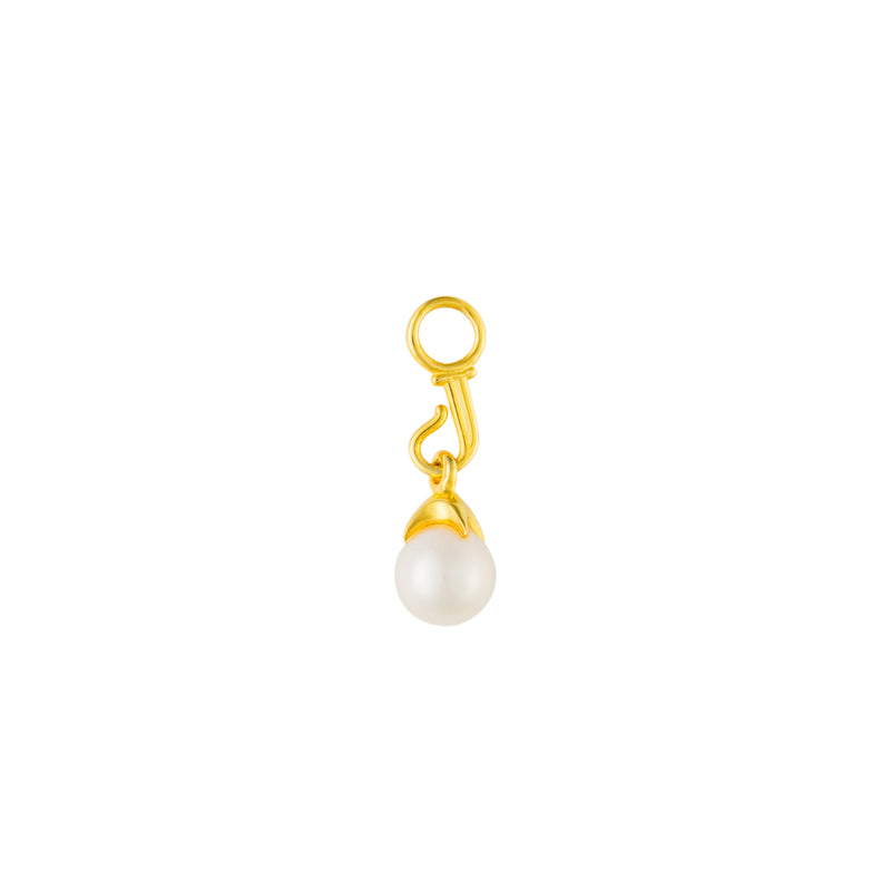 A front-view image of Juraster’s 9ct Gold Akoya Pearl Drop Earring Charm, Beachcomber, crafted from Fairmined yellow gold and a responsibly-farmed pearl.